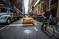 De taxi en de fietser in New York; wie is het eerst op de plaats van bestemming? van Hans de Waay thumbnail