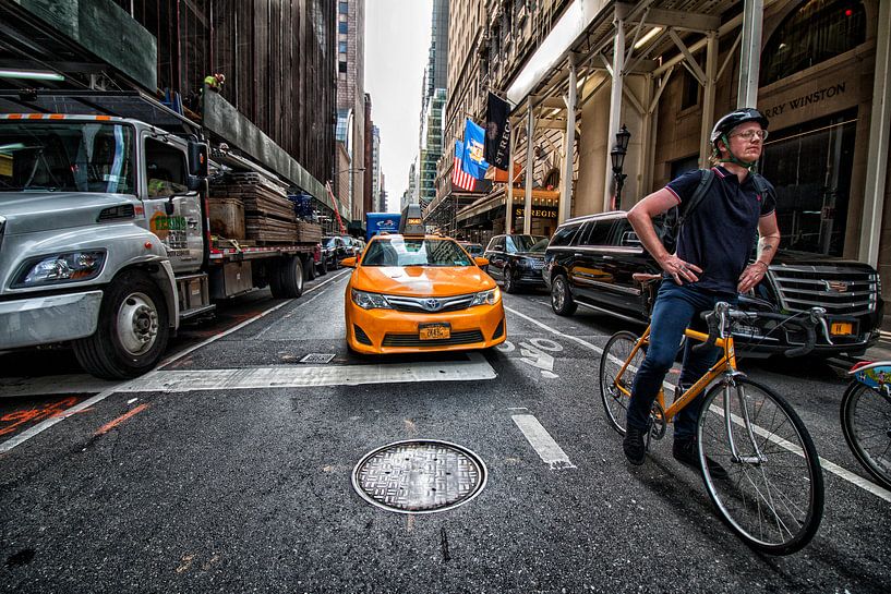 De taxi en de fietser in New York; wie is het eerst op de plaats van bestemming? van Hans de Waay