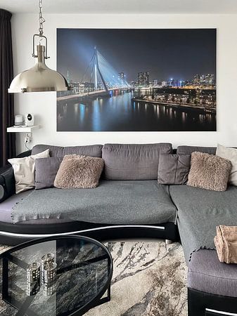 De Erasmusbrug in Rotterdam met zicht op de Euromast