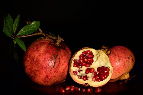 Granaatappels tegen een donkere achtergrond