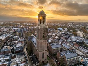 Zwolle Peperbus kerktoren tijdens een koude winter zonsopgang
