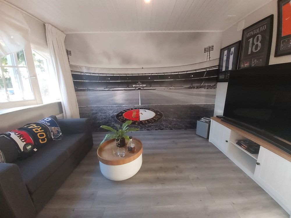 In der Nähe des Kuip-Rasens in Rotterdam Feijenoord - 2  von Tux Photography 