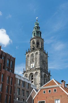 Martinitoren in Groningen torent boven omgeving uit.