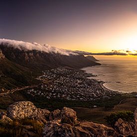 Der Tafelberg in Kapstadt bei Sonnenuntergang. von Gunter Nuyts