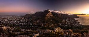 De tafelberg in Kaapstad bij zonsondergang. van Gunter Nuyts