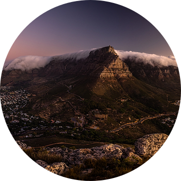 De tafelberg in Kaapstad bij zonsondergang. van Gunter Nuyts