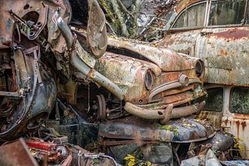 Roestige erfenissen in het bos - autokerkhof in Zweden van Gentleman of Decay