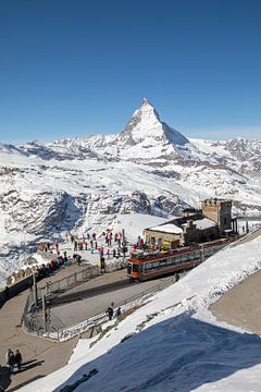 Die Gornergratbahn in der Endstation Gornergrat mit Blick auf des Matterhorn