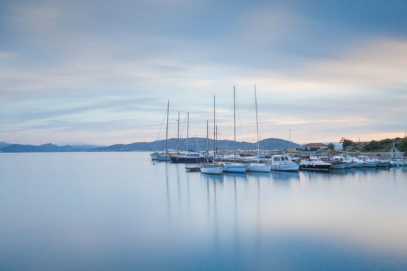 Kleiner Hafen auf der Insel La Maddalena, Sardinien von Marc Vermeulen
