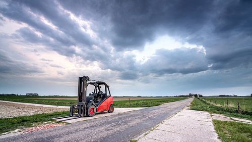 Heftruck op het platteland van Groningen
