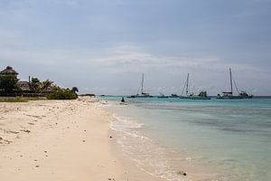 Strand von Klein Curacao mit Katamaranen