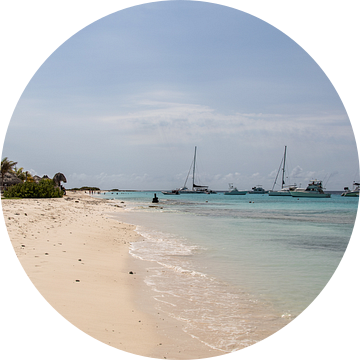 strand van Klein Curacao met catamarans van Janny Beimers