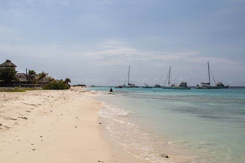 plage de Klein Curacao avec catamarans par Janny Beimers