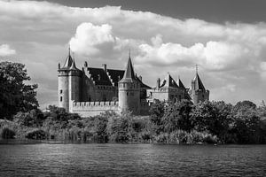 Le Muiderslot sur la Vecht en noir et blanc