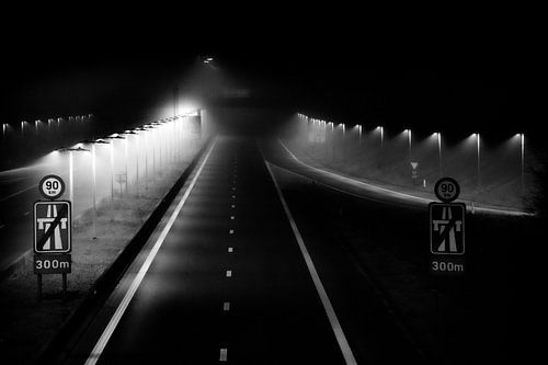 Autoroute de nuit et dans le brouillard