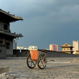 Worker on Datong's wall by Suzanne Roes
