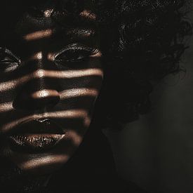 Porträt zwischen den Latten von Karina Brouwer