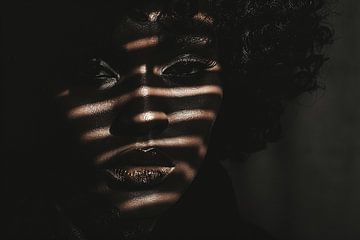 Porträt zwischen den Latten von Karina Brouwer