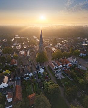 Wijhe bei Sonnenaufgang mit der Nicolaaskerk von Edwin Mooijaart