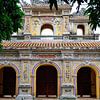 voorkant van tempel in Hue Vietnam van Karel Ham