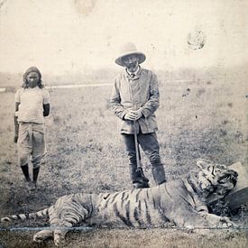 Antique photo black and white safari hunters by Liesbeth Govers voor Santmedia.nl