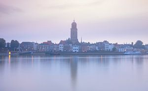Deventer am Fluss IJssel im Nebel, Niederlande