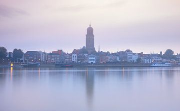 Deventer aan de IJssel in de mist, Nederland van Adelheid Smitt