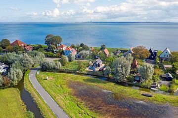 Luchtfoto van het dorpje Uitdam aan het IJsselmeer in Nederland van Eye on You
