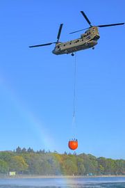 Hélicoptère de transport de l'armée équipé d'un réservoir d'eau