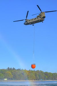 Hélicoptère de transport de l'armée équipé d'un réservoir d'eau