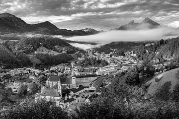 Berchtesgaden in Beieren met Watzmann. Zwart-wit beeld. van Manfred Voss, Schwarz-weiss Fotografie