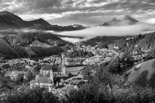 Berchtesgaden in Beieren met Watzmann. Zwart-wit beeld.