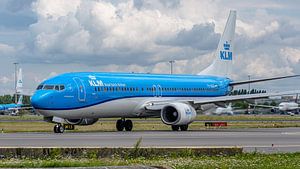 Rollende KLM Boeing 737-900 Passagiermaschine.