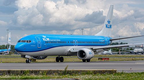 Taxiënde KLM Boeing 737-900 passagiersvliegtuig.