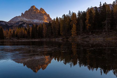 herbstlicher Sonnenaufgang am Lago d´Antorno in den Dolomiten