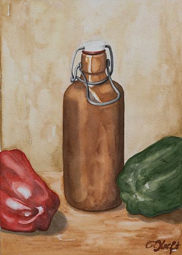 Stillleben mit Bügelflasche aus gebranntem Ton und zwei Paprikas.