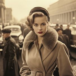 Frau, die auf der Straße geht und einen Pelzmantel und Hut, Monochrome Foto trägt