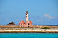 Pink lighthouse and shipwreck on Klein Curaçao