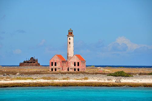 Roze vuurtoren en scheepswrak op Klein Curaçao