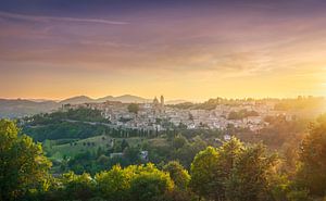 Stadt Urbino bei Sonnenuntergang. Region Marken, Italien