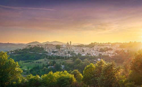 Urbino stad bij zonsondergang. Regio Marche, Italië
