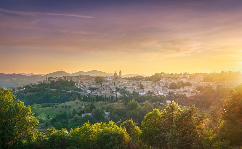 Stadt Urbino bei Sonnenuntergang. Region Marken, Italien von Stefano Orazzini