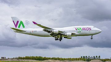 Landende Wamos Air Boeing 747-400 jumbojet. van Jaap van den Berg
