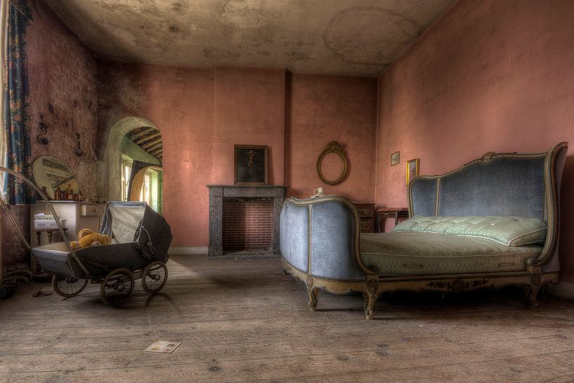 Urbex slaapkamer met kinderwagen van Henny Reumerman