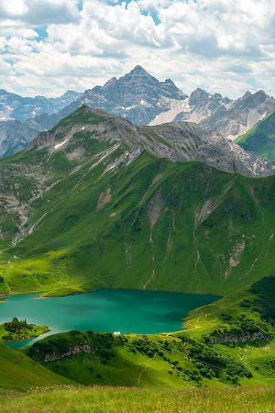 Uitzicht over de Schrecksee naar de Allgäuer Alpen van Leo Schindzielorz