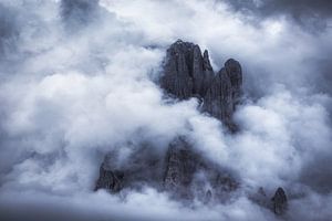 Der Berggipfel in den Wolken von Daniel Gastager