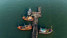 Vissersboten aangemeerd aan de pier van Naklua, Pattaya van Franklin Driessen