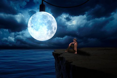 Der surreale Vollmond über dem Meer
