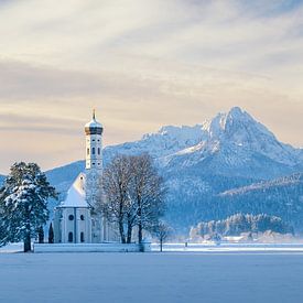 Winterpanorama van de St Coloman kerk in Beieren, Duitsland van Michael Abid