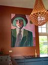 Klantfoto: Vrouwen portret in roze en groen met hoed en stropdas | schilderij | kunstwerk van Renske